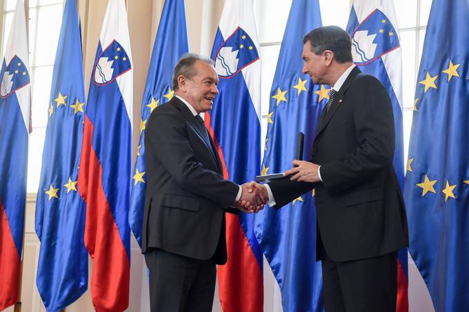 Predsednik Republike Slovenije Borut Pahor je Giorgiu Banchigu vročil odlikovanje medaljo za zasluge na slovesnosti v Predsedniški palači
